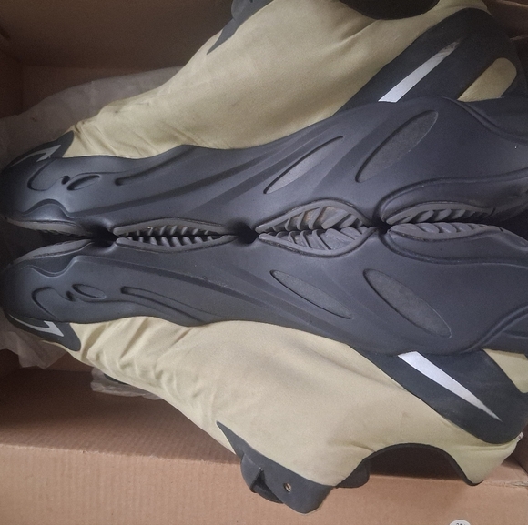 Yeezy 700 - Picture 4 of 7